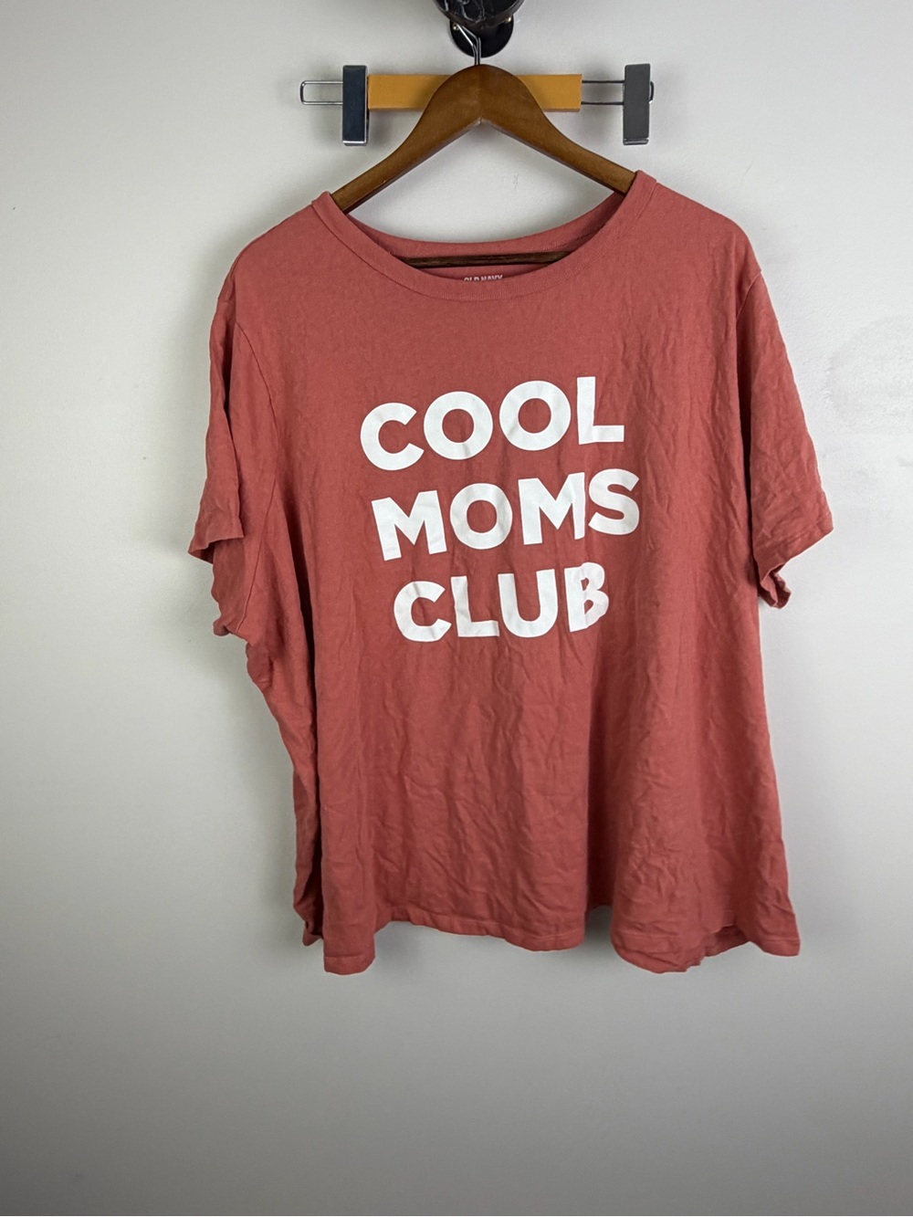 Old Navy Dusty Rose "Cool Moms Club" Graphic Tee